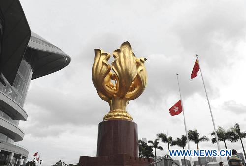 В знак траура по погибшим в инциденте с заложниками на всех зданиях административных учреждений САР Сянган приспущены флаги