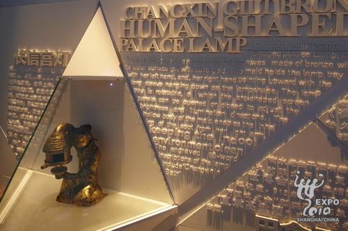 На фото: ценная культурная реликвия «Дворцовый светильник» в первом выставочном зале Павильона провинции Хэбэй на ЭКСПО-2010.