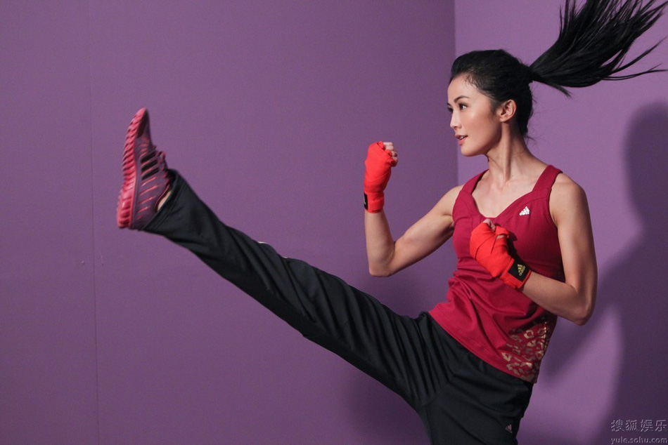Сянганская красотка Цай Чжоянь в спортивном стиле 