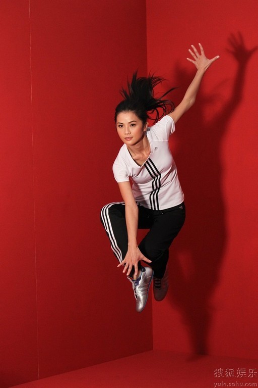 Сянганская красотка Цай Чжоянь в спортивном стиле 