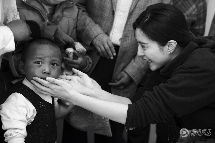 Звезда Фань Биибин посетила детей в Тибете