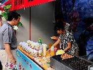 Ежегодный Фестиваль лотосов в парке «Юаньминъюань» уже стал одним из самых масштабных мероприятий с самой большой разновидностью лотосов внутри Китая. Деликатесы на фестивале также очень привлекательные и разнообразные.