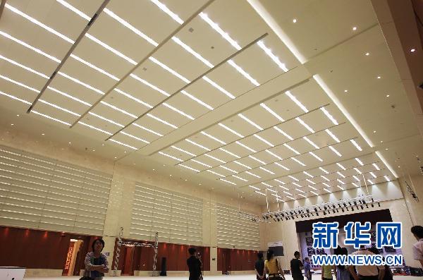 На фото: журналисты посещают основные места проведения форума в конференц-центре «Мэйцзян».
