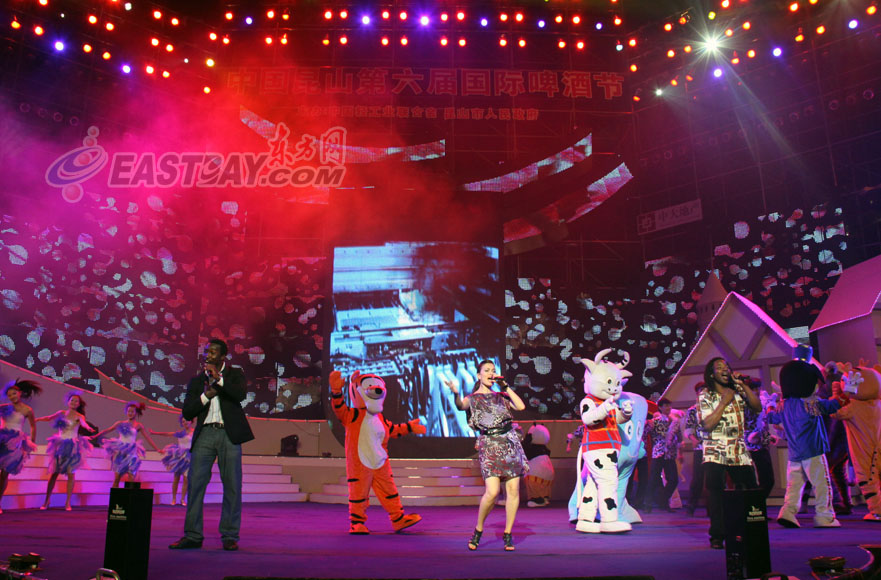 Представители павильонов на ЭКСПО-2010 весело провели время на Международном фестивале пива в городе Куньшань 