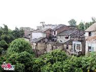 Город Чунмин находится на юго-западе Гуанси-Чжуанского автономного района. На его территории четыре уезда – Нинмин, Лунчжоу, Дасинь и Пинсян – граничат с Вьетнамом. 