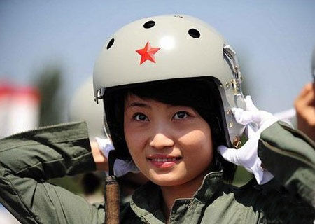 Снимки женщин-летчиков, управляющих истребителями НОАК