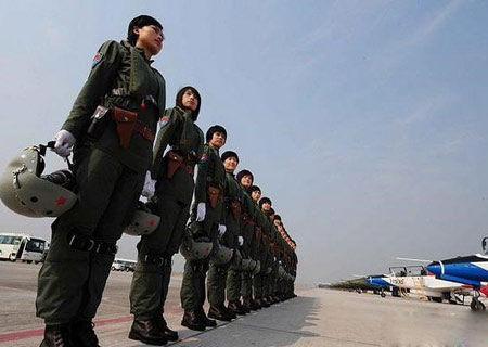 Снимки женщин-летчиков, управляющих истребителями НОАК