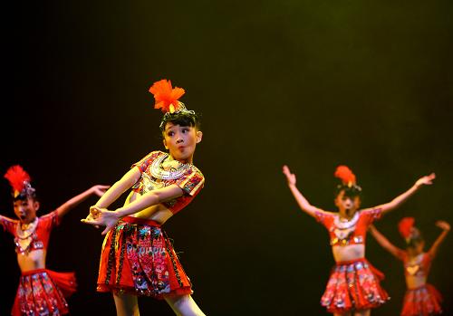 На фото: 27 августа, в Гонолулу США китайские дети исполняют танец народа мяо.