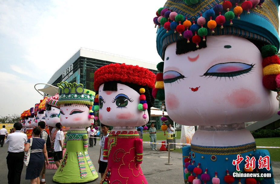 С 27 по 31 августа в Парке ЭКСПО-2010 проходит «Неделя провинции Гуйчжоу». 26 гигантских кукл из провинции Юньнань демонстрировались на церемонии открытия. 