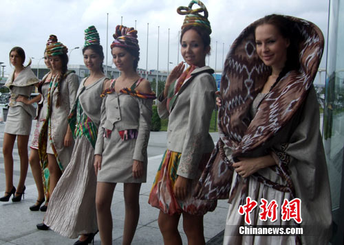 На фото: на церемонии сотрудники павильона Узбекистана в традиционных костюмах привествуя гостей.