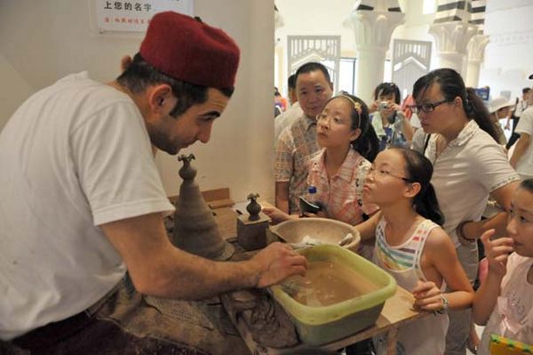 На фото: в павильоне Туниса на ЭКСПО-2010 в Шанхае дети привлечены мастерством изготовления керамики.
