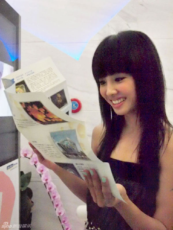 Известная певица Цай Илинь посетила Павильон провинции Тайвань на ЭКСПО-2010 в Шанхае