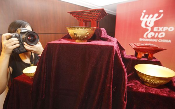 В Шанхае начали продавать золотые чашки для риса, посвященные ЭКСПО-2010