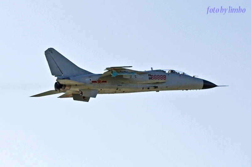 Полетные тренировки на истребителях-бомбардировщиках «Фэйбао» (Летающий леопард) Китая