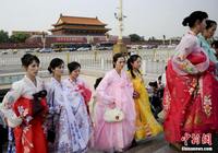 Артисты Пхеньянской художественной труппы посетили площадь Тяньаньмэнь