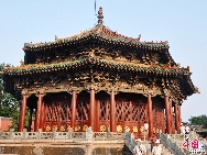 Шэньянский «Гугун» также называется «Хоуцзинь Гугун» и «императорским дворцом Шэнцзин». Дворец был основан в 1625 году и служил маньчжурским императорам в первые годы правления династии Цин. 