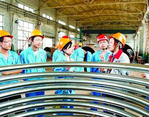 Дунъин: практика студентов на заводах во время летних каникул