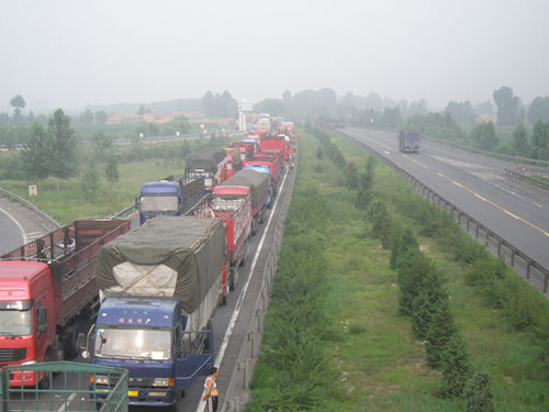 Пробка на магистрали Пекин –Тибет на северо-западе Пекина