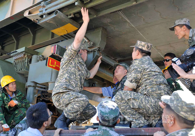 Первая группа военнослужащих сухопутных войск НОАК, участвующая в учениях ШОС, пересекла китайско-казахстанскую границу