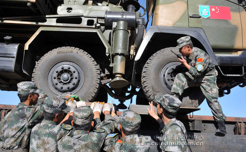 Первая группа военнослужащих сухопутных войск НОАК, участвующая в учениях ШОС, пересекла китайско-казахстанскую границу