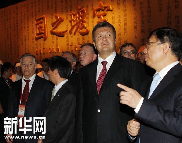 На фото: Президент Украины Виктор Янукович посетил национальный павильон Китая.
