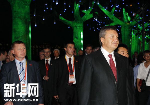 На фото: Президент Украины Виктор Янукович посетил национальный павильон Китая.