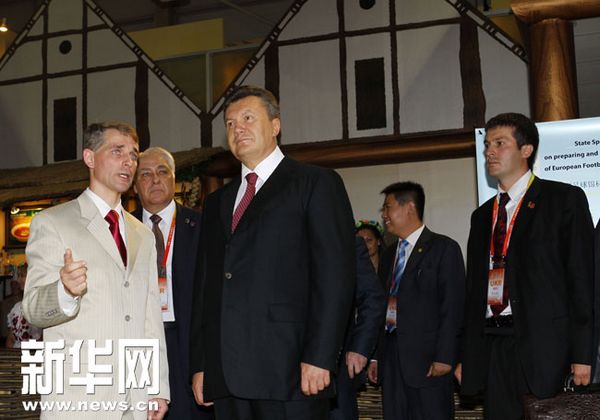 На фото: Президент Украины Виктор Янукович посетил национальный павильон Украины.