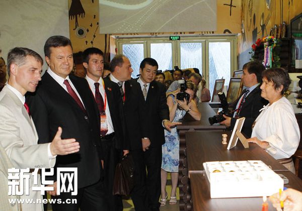 На фото: Президент Украины Виктор Янукович посетил национальный павильон Украины.