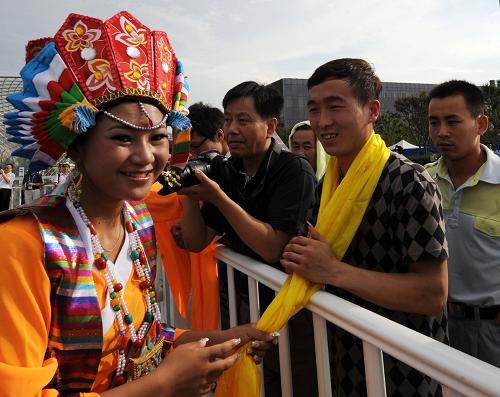 На фото: 1 сентября, артистка из Тибетского автономного района преподнесла зрителям хадак.