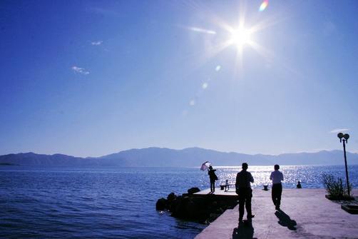 Очаровательное озеро Эрхай в провинции Юньнань