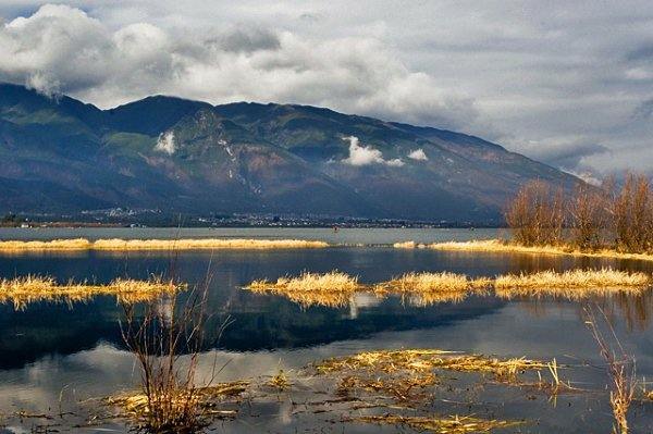 Очаровательное озеро Эрхай в провинции Юньнань