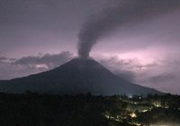 В Индонезии произошло пятое за последнее время извержение вулкана Синабун