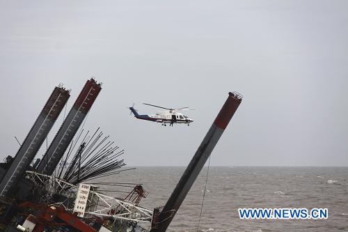 В Восточно-Китайском море нефтяная платформа накренилась на 45 градусов, двое из находившихся на ней 36 человек оказались в воде