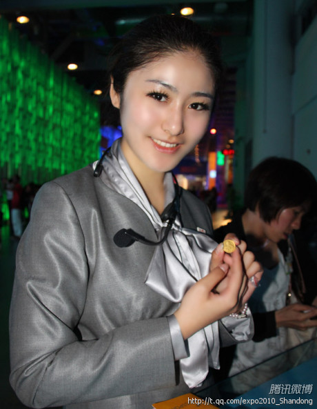 Красивые «Мисс этикет» в Павильоне Шаньдуна, украшающие его своими улыбками 