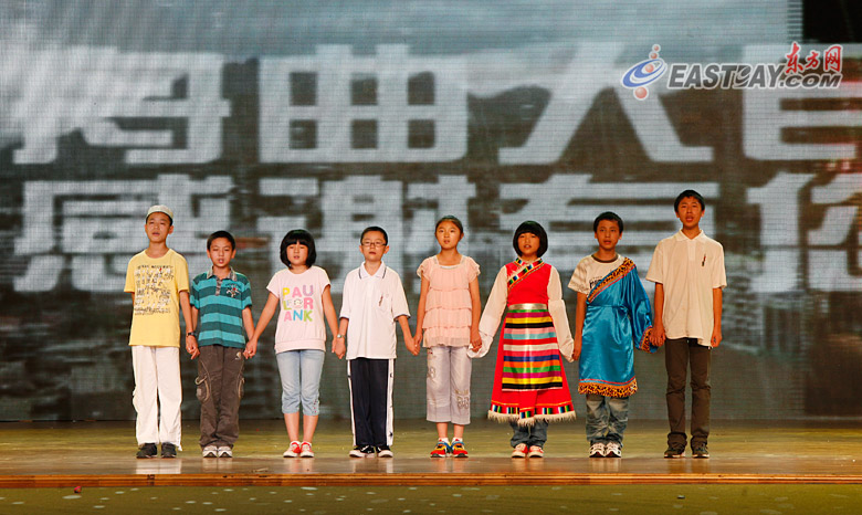 На церемонии открытия «Недели провинции Ганьсу» на сцене «Баоган» дети из пострадавшего уезда Чжоуцюй провинции Ганьсу исполнили песню «Дети в Чжоуцюе не плачут».