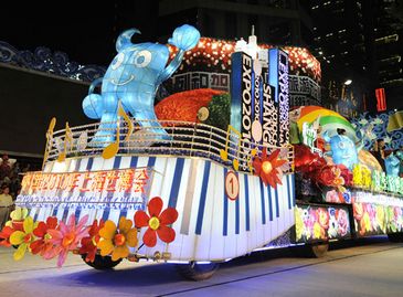 Парад украшенных автомашин на церемонии Шанхайского фестиваля туризма