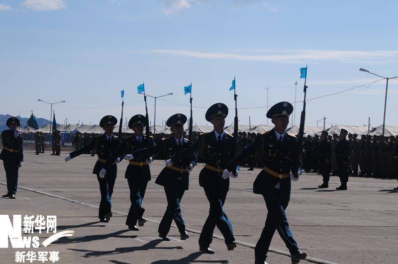 Церемония открытия учений «Мирная миссия-2010» началась с совместного военного парада пяти стран