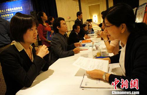 Город Шэньчэнь провел ярмарку вакансий, которая привлекла массовых местных кандидатов