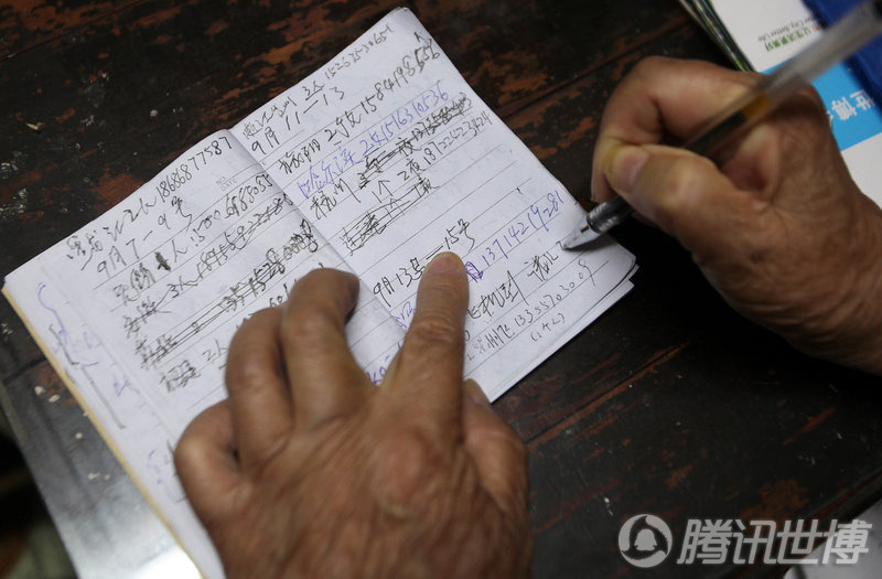 В 9 часов вечера 7 сентября, 72-летняя Ин Мяофан записывает даты и количество посетителей ЭКСПО, обращающих к ней для остановки на ночлег.