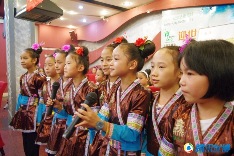 Симпатичные дети национальности дун посещают Парк павильонов ЭКСПО-2010 в Шанхае