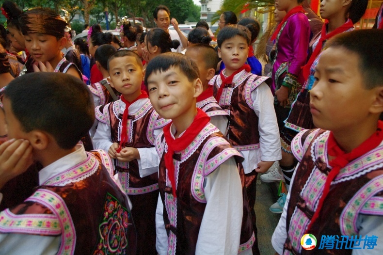 Симпатичные дети национальности дун посещают Парк павильонов ЭКСПО-2010 в Шанхае