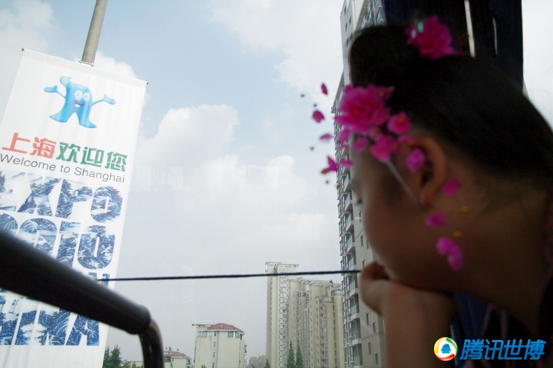 Симпатичные дети национальности дун посещают Парк павильонов ЭКСПО-2010 в Шанхае 
