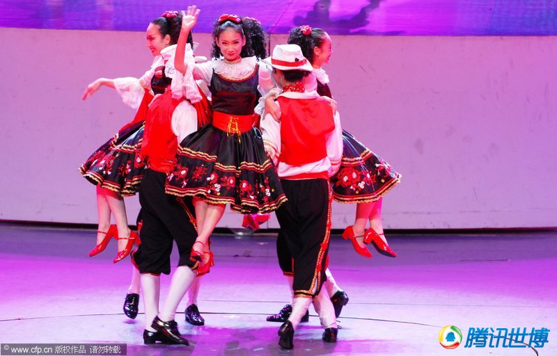 Блестящие выступления Китайского государственного ансамбля песни и танца «Восток» с колоритом разных стран мира в ЭКСПО-центре 