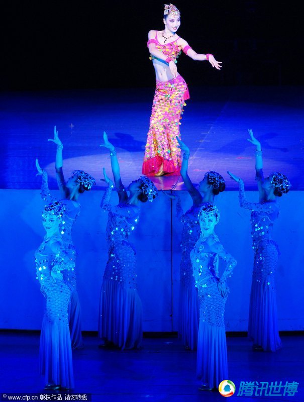 Блестящие выступления Китайского государственного ансамбля песни и танца «Восток» с колоритом разных стран мира в ЭКСПО-центре 