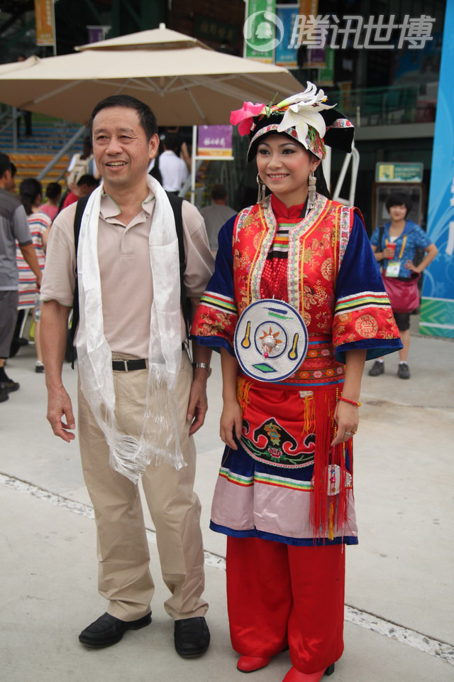 Одетые в национальные костюмы, тибетцы провинции Ганьсу исполнили песни и танцы для встречи гостей в Парке павильонов ЭКСПО 