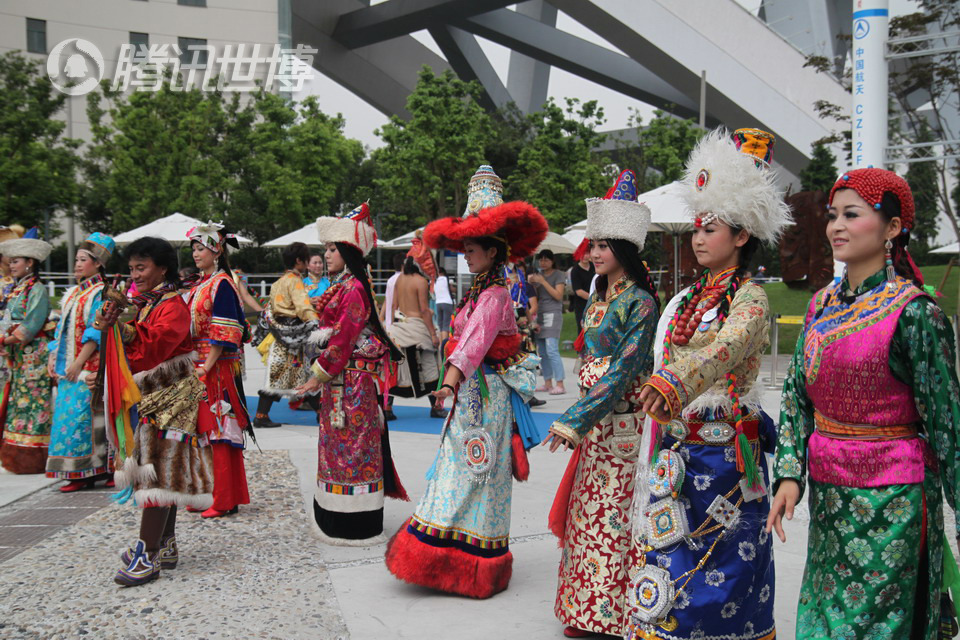 Одетые в национальные костюмы, тибетцы провинции Ганьсу исполнили песни и танцы для встречи гостей в Парке павильонов ЭКСПО 