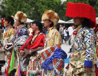 Одетые в национальные костюмы, тибетцы провинции Ганьсу исполнили песни и танцы для встречи гостей в Парке павильонов ЭКСПО