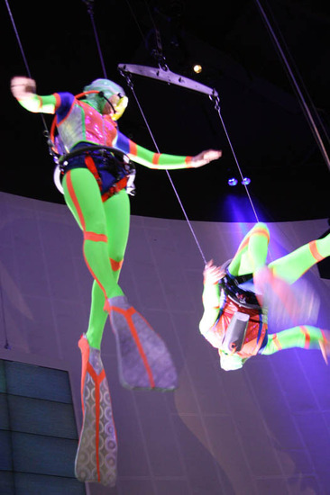 Захватывающее воздушное шоу артистов в гидрокостюмах в Павильоне Австралии на ЭКСПО-2010 