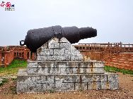 Строительство западного форта в Инкоу началось в 1882 году и завершилось в 1888 году. Он был важной крепостью морской обороны на северо-востоке Китая во времена правления династии Цин, а также одним из самых ранних военно-морских объектов.