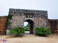 Строительство западного форта в Инкоу началось в 1882 году и завершилось в 1888 году. Он был важной крепостью морской обороны на северо-востоке Китая во времена правления династии Цин, а также одним из самых ранних военно-морских объектов.
